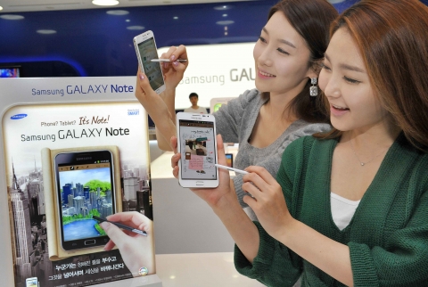 삼성전자는 5.3형 HD 슈퍼 아몰레드에 혁신적인 S펜 기능으로 국내 시장에서 큰 인기를 끌고 있는 신개념 스마트 기기 '갤럭시 노트'의 화이트 모델을 출시했다고