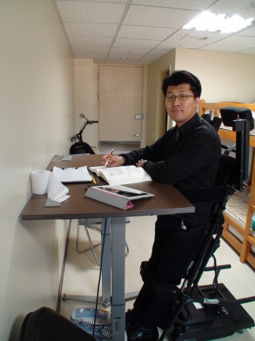 국립재활원의 김동구 의사가 보조공학기기인 특수작업의자를 이용해 근무를 하고 있다.
