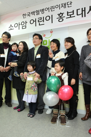 2012 소아암 어린이 홍보대사로 임명된 김보미, 이예나 어린이 (사진제공=한국백혈병어린이재단)