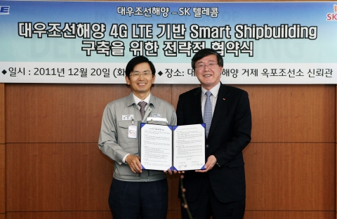 20일(화) SK텔레콤 박인식 기업사업부문장(사진 오른쪽)과 대우조선해양 이영만 조선소장(사진 왼쪽)이 대우조선해양 거제도 옥포 조선소에서 ‘대우조선해양 4G LTE 기반 Smar