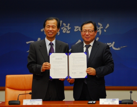 하나투어 권희석 사장(사진 오른쪽)과 최문순 강원도지사(사진 왼쪽)가 강원도 관광활성화를 위한 업무협약을 체결하는 모습