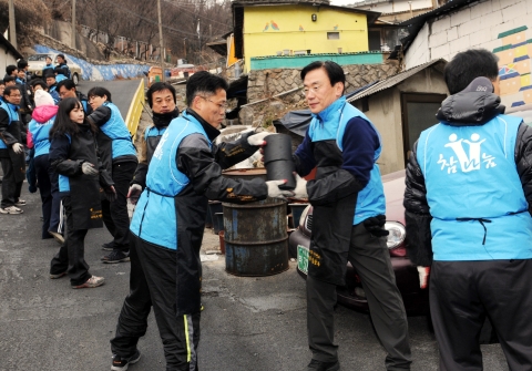 한국교직원공제회 임직원들은 지난 20일 서울 서대문구 홍제동의 독거노인들을 찾아가 ‘사랑의 연탄나눔’ 봉사 활동을 펼쳤다.