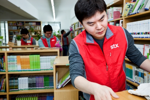 STX그룹 임직원들이 크리스마스를 앞둔 지난 20일 서울 동대문구 이문동에 위치한 ‘STX와 함께하는 다문화도서관 모두’를 방문해 서가 정리 및 도서관 청소 등 봉사활동을 펼치고 있다.