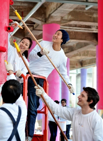 삼성전자는 컬러리스트 장 필립 랑클로와 함께 '갤럭시SⅡ HD'의 생생한 색감을 보여주는 'HD 슈퍼아몰레드 컬러 프로젝트'를 진행해, 동작대교