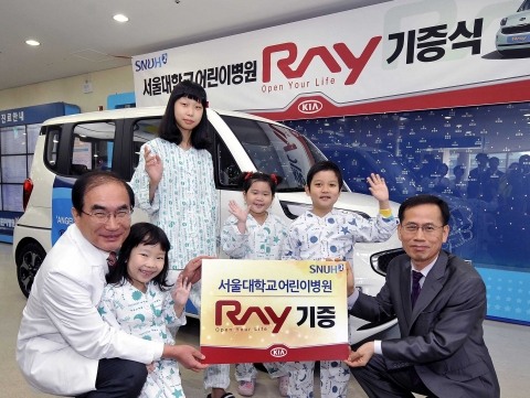 서울대학교어린이병원장 노정일 교수(의학박사;사진 좌측)와 기아차 판촉전략팀 김은기 팀장(사진 우측)이 어린이병원 환아들과 포즈를 취하고 있는 모습.