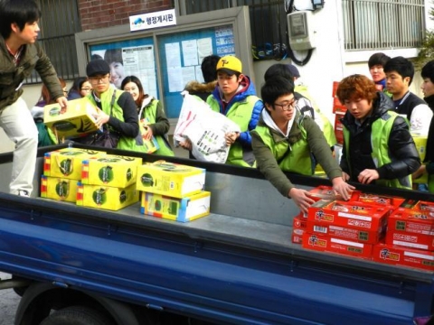 동명대 사회봉사단(재학생 250명)이 용당동 주민센터에서 '사랑의 생필품' 쌀, 라면, 김 등을 전달 중이다.