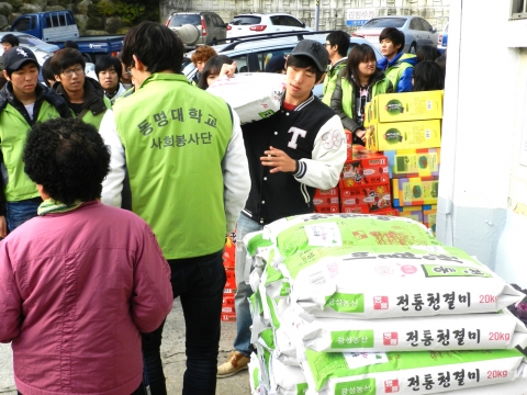 동명대 사회봉사단(재학생 250명)이 용당동 주민센터 앞에서 쌀, 라면, 김 등을 생활이 어려운 어르신들에게 전달하고 있다.