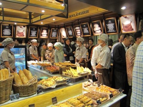 몰려든 고객으로 붐비는 뚜레쥬르 인도네시아 1호점 내부 모습