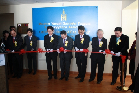 지난 12월 9일 몽골 특허청 IPOMnet 개통식 중 테잎 커팅(좌측 세 번째부터 KOICA 이동구 몽골사무소장, 몽골 알탕호약(Altankhuyag) 제1부총리, 정일 주몽골대