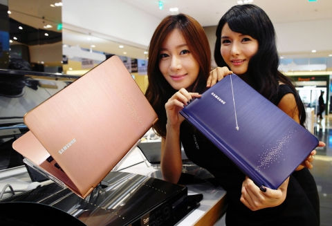 삼성전자가 프리미엄 노트북 시리즈9 리미티드 에디션을 출시했다. 사진은 서초동 삼성전자 딜라이트샵에서 모델들이 '시리즈9 리미티드 에디션'을 선보이는 모습.