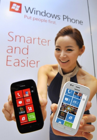 KT, 한국노키아, 한국마이크로소프트 3사는 마이크로소프트의 최신 OS를 탑재한 국내 첫 망고폰인 ‘노키아 루미아 710(Nokia Lumia 710)’을 오는 26일 출시하고, 