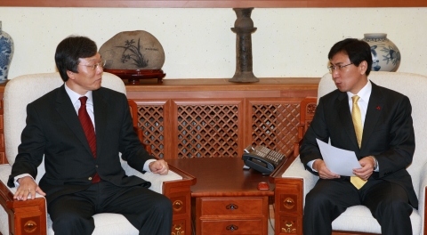 (주)도원에엔씨 성우종 사장, 충남도에 성금 1억원 기탁