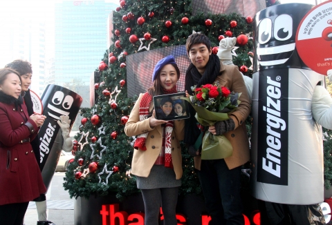 전세계 판매 1위 건전지 브랜드 에너자이저 코리아(대표: 채홍)에서 소비자들이 직접 쓴 긍정의 메시지로 대형 미디어 트리 ‘포지티브 에너지 트리’를 꾸며 2012년 1월 1일까지 11일간 강남역 M-stage(11번 출구)에 설치한다.
