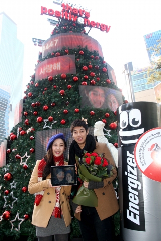 전세계 판매 1위 건전지 브랜드 에너자이저 코리아(대표: 채홍)에서 소비자들이 직접 쓴 긍정의 메시지로 대형 미디어 트리 ‘포지티브 에너지 트리’를 꾸며 2012년 1월 1일까지 11일간 강남역 M-stage(11번 출구)에 설치한다.