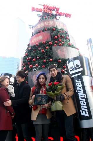 전세계 판매 1위 건전지 브랜드 에너자이저 코리아(대표: 채홍)에서 소비자들이 직접 쓴 긍정의 메시지로 대형 미디어 트리 ‘포지티브 에너지 트리’를 꾸며 2012년 1월 1일까지 11일간 강남역 M-stage(11번 출구)에 설치한다.