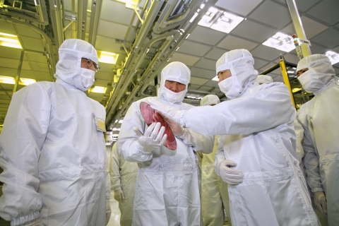 SK 최태원회장이 오늘 오후 이천 하이닉스 반도체를 방문하여 방진복을 입고 생산된 웨이퍼를 살펴보고 있다 (좌측으로부터 SK텔레콤 하성민 사장, 중앙 SK 최태원 회장, 우측 권오