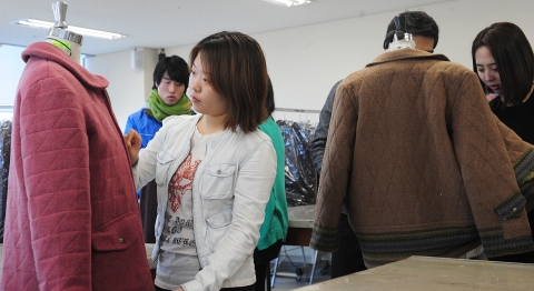 건국대 의상디자인 학생들은 ‘독거노인 위한 가장 따뜻한 외투 30벌’을 손수 만들어 독거 노인들께 선물했다.