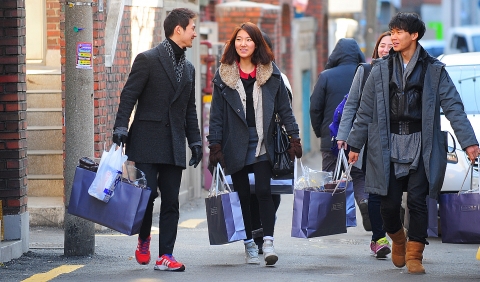 건국대 의상디자인 학생들은 ‘독거노인 위한 가장 따뜻한 외투 30벌’을 손수 만들어 독거 노인들께 선물했다.