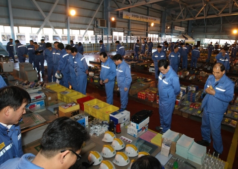 아나바다 장터를 둘러보고 있는 포스코패밀리 임직원들