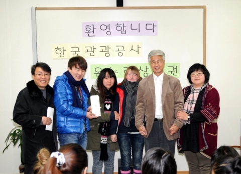 한국관광공사 영남권협력단에서는 지난 23일 연말연시 온정의 사랑 나눔과 따뜻한 나눔 문화의 확산을 위해, 부산시 남구 문현동에 소재한 아시아 공동체 학교를 방문하여 200만원 상당