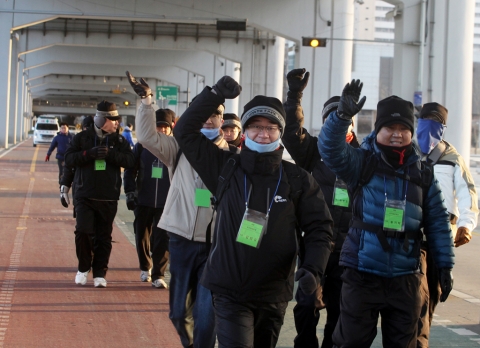 SK 통신 3社 기업 사업부문 임원 및 팀장 전원(총 66명)이 23일 '12년 목표다짐 결의대회’를 개최하고, 내년 B2B 매출 목표인 2.58조 달성의 의지를 담아 한