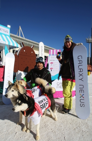 삼성전자는 '아이스크림 샌드위치 스토어'를 평창 휘닉스파크에서 1월 1일까지 운영한다. 아이스크림 샌드위치 스토어에서는 갤럭시 넥서스의 최신 기능을 체험할 수 있