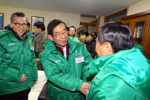 24일 서울 동대문구 답십리동 다일밥퍼나눔운동본부 앞 공터에서 진행된 제 24회 '다일공동체 거리성탄예배' 행사에서 박원순 서울시장(사진 가운데)과 권택명 외환은