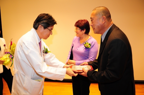 소아암․백혈병 어린이 333명이 완치되어 건강을 다시 찾을 것을 축하하는 완치잔치가 열려 메달을 수여하는 훈훈한 행사가 열렸다.