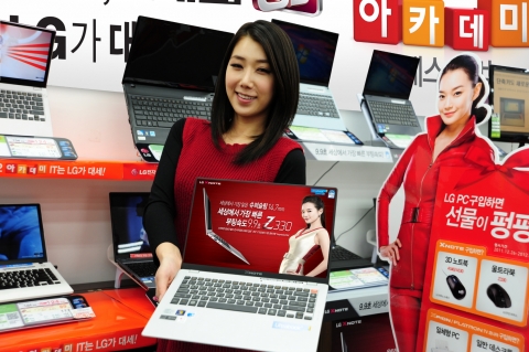 LG전자 모델이 동급 중 부팅속도가 9.9초로 가장 빠른 프리미엄 울트라북 '엑스노트 Z330'을 들고 '2012 아카데미 페스티벌'행사를 소개