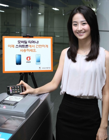 KT는 대중교통을 중심으로 한 NFC서비스가 성장세를 이어가고 있다고 밝혔다. 
NFC스마트폰을 이용하면 지갑을 꺼낼필요 없이 지하철은 물론 택시등 대중교통 이용시 기존 플라스틱카