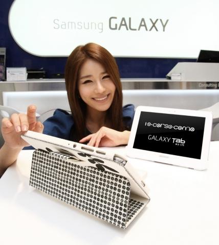 갤럭시탭 8.9 LTE와 '10 꼬르소 꼬모 갤럭시탭 케이스'를 선보이는 모델 컷