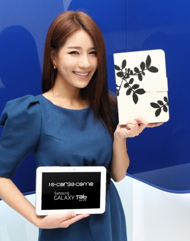 갤럭시탭 8.9 LTE와 '10 꼬르소 꼬모 갤럭시탭 케이스'를 선보이는 모델 컷