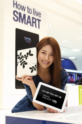 갤럭시탭 8.9 LTE와 '10 꼬르소 꼬모 갤럭시탭 케이스'를 선보이는 모델 컷