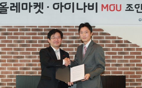 KT는 국내 내비게이션 1위 아이나비의 제조사인 팅크웨어㈜ 와 ‘올레마켓’ 서비스 제공을 위한 양해각서(MOU)를 28일 체결했다. 사진은 KT 전략앱개발담당 김훈배 상무(사진 왼