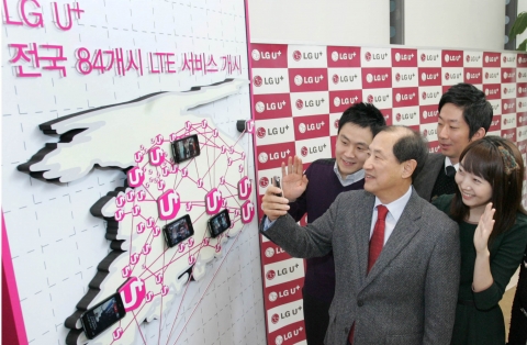 LG유플러스는 28일 서울 및 수도권, 6대 광역시 및 주요 고속도로 등을 포함하는 전국 84개시에서 LTE 서비스를 개시한다. 사진은 LG유플러스 이상철 부회장이 서울, 부산,광