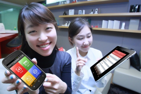 KT는 스마트폰으로 주소록과 일정을 손쉽게 관리하고, 주소록 전송기능을 갖춘 애플리케이션 ‘마이씽크(mySYNC)’를 출시했다. 사진은 ‘마이씽크’ 앱을 스마트폰과 아이패드에서 사