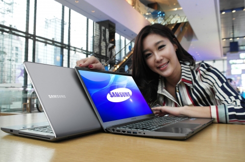 삼성전자가 초고속 노트북 '시리즈7 크로노스'를 국내 시장에 출시한다. 사진은 서초동 삼성전자 홍보관 딜라이트에서 삼성전자 모델이 '시리즈7 크로노스&#