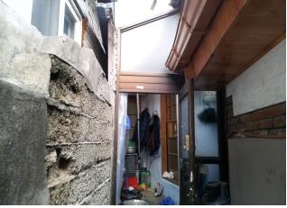 부서진 담벼락 모습