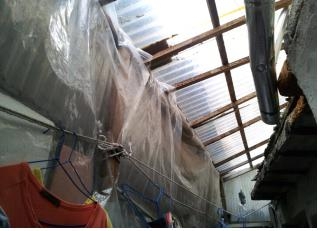통풍이 심한 곳을 비닐로 막은 모습