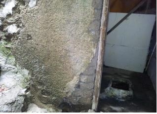 부서진 벽과 재래식 화장실