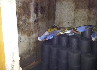 난로용 연탄 쌓아놓은 모습