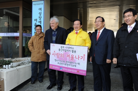 강운태 광주시장과 광주시내버스운송사업조합(이사장 김동기)은 29일 오후 2시 북구 운암동에 소재한 ‘엠마우스 복지관’을 방문해 시내버스 교통카드단말기 통신회선 이용에 따라 적립된 