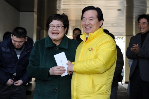 강운태 광주시장과 광주시내버스운송사업조합(이사장 김동기)은 29일 오후 2시 북구 운암동에 소재한 ‘엠마우스 복지관’을 방문해 시내버스 교통카드단말기 통신회선 이용에 따라 적립된 