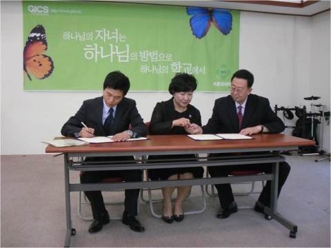 사진설명:좌)uwkorea 권동인대표 중)푸른국제학교 장태희이사장 우)푸른국제학교 김종대교장