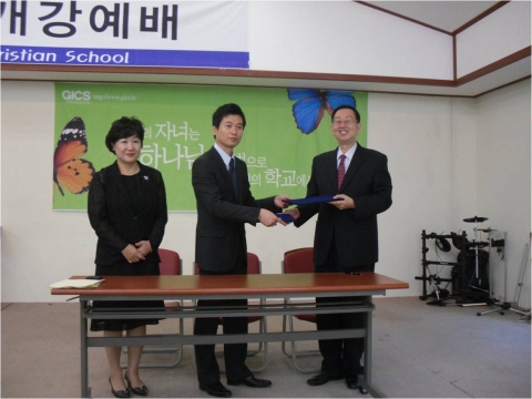 사진설명:좌)푸른국제학교 장태희이사장 중)uwkorea 권동인대표 우)푸른국제학교 김종대교장