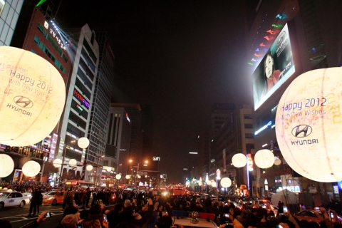 현대차는 지난 31일(토) 강남역 일대에서 서울시, 강남구청과 공동주최로 준비한 ‘2012 새해맞이 카운트다운 이벤트’를 시민 5천여명이 참여한 가운데 성황리에 개최했다.
