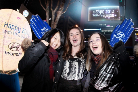 현대차는 지난 31일(토) 강남역 일대에서 서울시, 강남구청과 공동주최로 준비한 ‘2012 새해맞이 카운트다운 이벤트’를 시민 5천여명이 참여한 가운데 성황리에 개최했다.