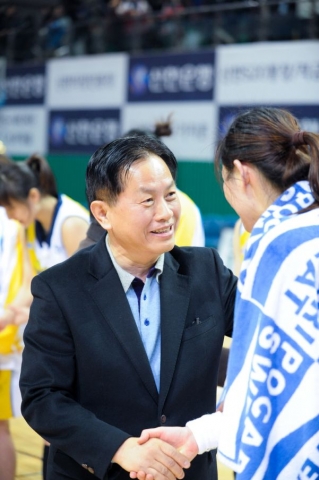 서진원 신한은행 은행장이 신입직원들과 함께 에스버드 올해 마지막 경기를 관중석에서 응원하는 모습