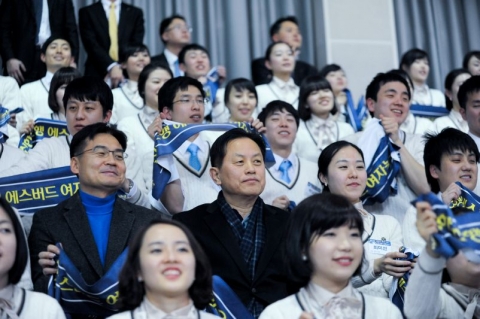 서진원 신한은행 은행장이 신입직원들과 함께 에스버드 올해 마지막 경기를 관중석에서 응원하는 모습