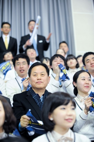 서진원 신한은행 은행장이 신입직원들과 함께 에스버드 올해 마지막 경기를 관중석에서 응원하는 모습